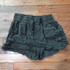 Thread and supply army green pull on shorts with tie, slip and cargo pockets, XS